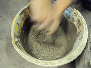 Se mezcla el agregado grueso con la pasta obtenida, mediante suspensi&oacute;n mec&aacute;nica.