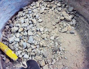 Mezcla de agregados grueso y fino en estado seco.