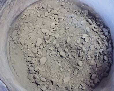 Mezclado del cemento con los agregados.