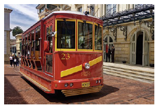 Autobús turístico en la zona histórica de la ciudad de Bogotá.