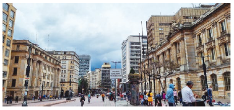 La Avenida Jiménez con Carrera Séptima peatonalizada, en la ciudad de Bogotá.