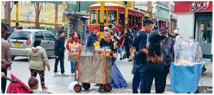 Ventas ambulantes en la Carrera Séptima peatonalizada, en la ciudad de Bogotá.