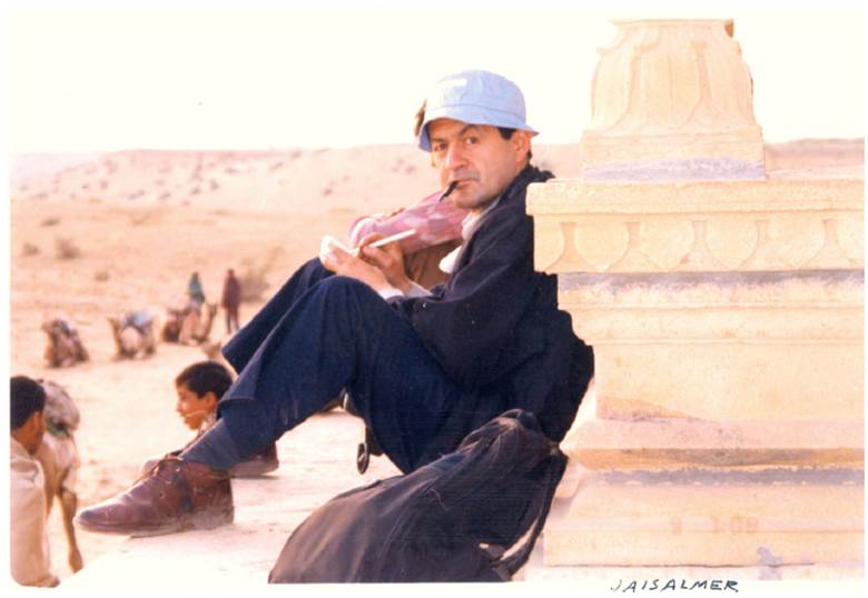 Carlos Ni&ntilde;o dibujando durante un viaje en Jaisalmer (cerca de la frontera con Pakist&aacute;n), Rajast&aacute;n, India, 1990.