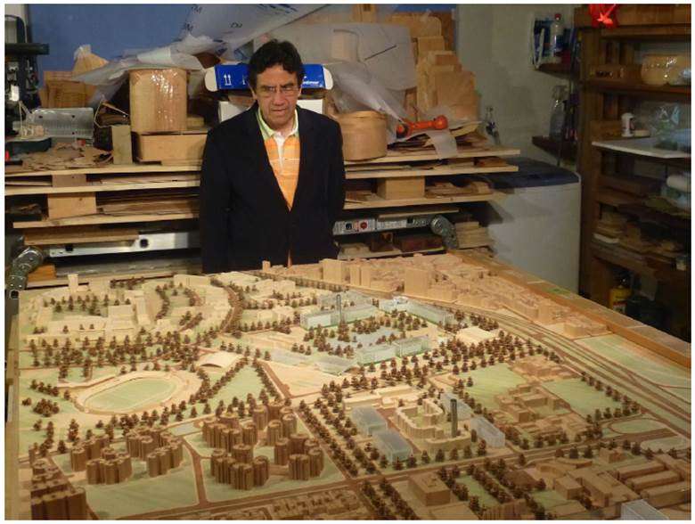 Fernando Viviescas frente a la maqueta del proyecto planteado bajo su direcci&oacute;n (no construido) para dotar a la Universidad Nacional de Colombia, sede Bogot&aacute;, de un parque cient&iacute;fico y tecnol&oacute;gico.