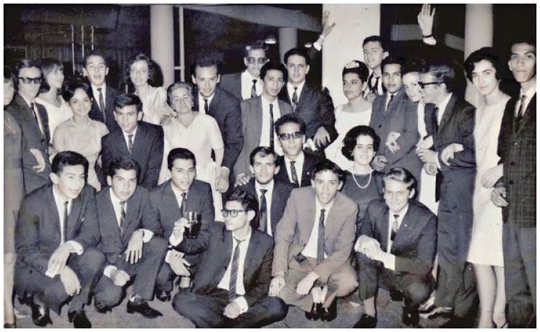 Fernando Viviescas (primero a la derecha, de pie) en una fiesta de cierre de la Semana Universitaria en la Universidad Nacional de Colombia, Medell&iacute;n, 1967.