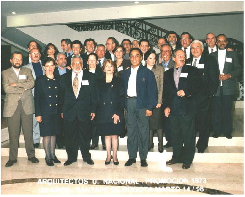 Reuni&oacute;n de arquitectos de la promoci&oacute;n de 1973 de la Universidad Nacional sede Bogot&aacute;, celebrada en marzo de 1998. Primera fila, de izquierda a derecha: Hern&aacute;n Salcedo, Mar&iacute;a Cristina Daza, Fernando Casilimas, Clarita Camacho, Juan Jos&eacute; Bonilla, Guillermo S&aacute;nchez. Segunda fila: Hern&aacute;n D&aacute;vila, &Aacute;lvaro Mora, Rosa Mar&iacute;a Berm&uacute;dez, Claudia Pinz&oacute;n, Rub&eacute;n Rodr&iacute;guez, R&oacute;mulo Moros. Tercera fila: Jairo Acero, Bertha Parada, Jaime Urquijo, Max Beltr&aacute;n, Mariana Vargas, Carlos Ni&ntilde;o, Enrique &Aacute;lvarez, Alberto Z&aacute;rate, Efra&iacute;n Marciales. Cuarta fila: Guillermo Franco, Mario Mendoza, Eduardo Brug&eacute;s, V&iacute;ctor Pulido, Fulvio S&aacute;nchez, Miguel Murcia y Mario Alarc&oacute;n.