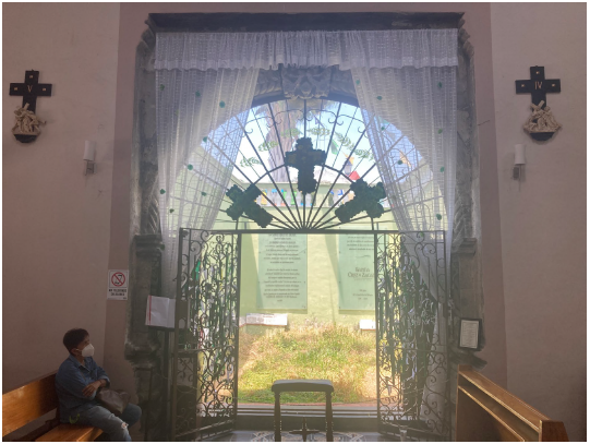 Arco que separa a la nave del templo de la capilla abierta de La Cruz