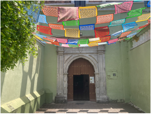 Portada lateral del templo