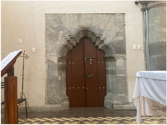 Portada de acceso a la sacrist�a desde el presbiterio del templo