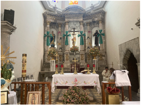 Altar principal dedicado a Cristo Nazareno