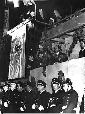 El presidente Prado en la manifestación del Estadio Nacional