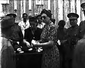 La esposa del Presidente, Enriqueta Prado Garland, visita la frontera y distribuye paquetes a los soldados frente a las cámaras, en un espectáculo propagandístico bien controlado