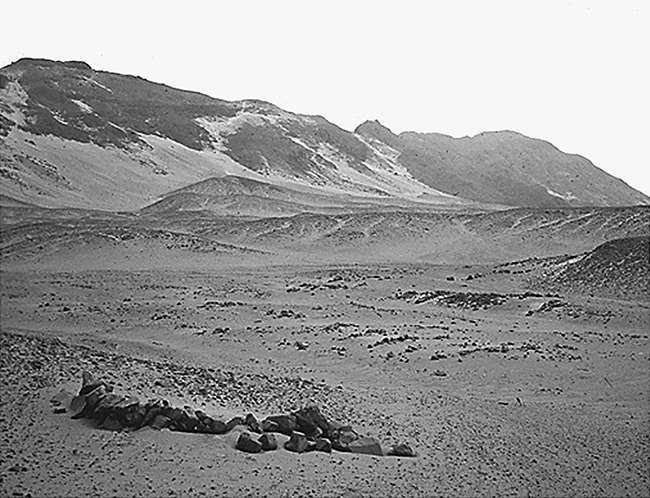 Paravientos semicirculares construidos de piedras pequeñas localizadas en la pampa desértica del valle Jequetepeque