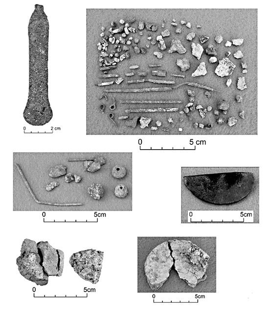 Restos de cobre en varios estados de producción y herramientas de producción