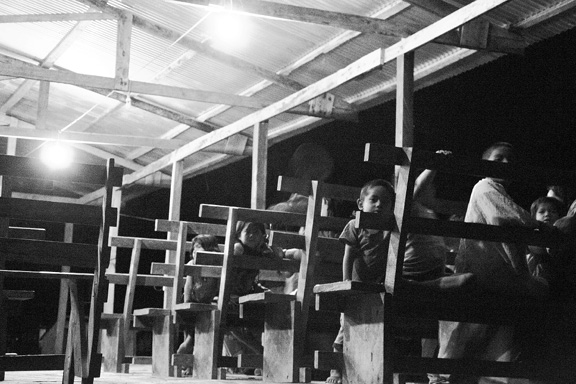 Mujeres y hombres urarina esperando que comience el culto del sábado en la iglesia recién construida de la comunidad nativa de Nueva Unión (departamento de Loreto)