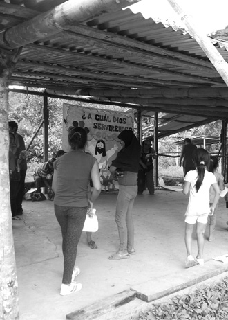 Quinceañera, recién salida de su casa, en las actividades de la Iglesia de Santa Anita en Azulis
