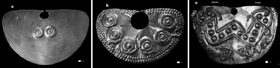 Narigueras del corpus de estudio elaboradas por corte de una l&aacute;mina de oro y repujado (4a) MOP 024 y (4b) MOP 566. La otra nariguera es bicolor (4c) MOP 550