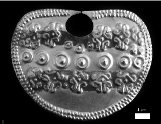 Nariguera del corpus de estudio Poli 13 elaborada en l&aacute;mina de oro y decorada por repujado y con dos franjas de color marr&oacute;n-negruzco
