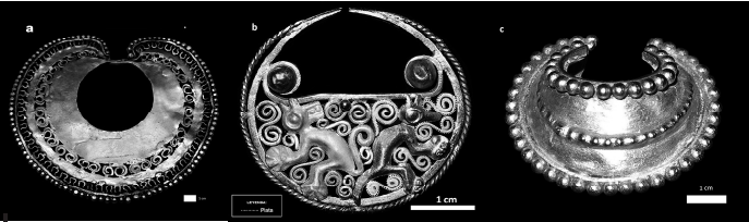 Narigueras del corpus de estudio decoradas con motivos elaborados por uni&oacute;n de 6a) hilos y gr&aacute;nulos (MNAAHP 3123); 6b) hilos, gr&aacute;nulos y l&aacute;mina de dos colores, &mdash;en la fotograf&iacute;a lo punteado es el color plateado&mdash; (Poli 6); 6c) gr&aacute;nulos a una l&aacute;mina curvada para crear un efecto de tridimensionalidad (Poli 25)