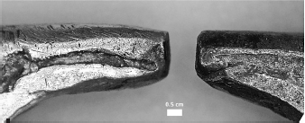 Acabado por martillado de los extremos de una de las narigueras bimet&aacute;licas del corpus de estudio
