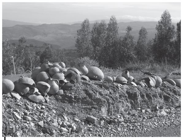 Vasijas rotas y fragmentos cer�micos al lado del camino