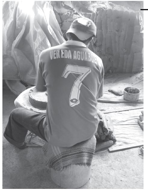 �Vereda Aguabuena�en la camiseta del equipo de microf�tbol de un joven alfarero