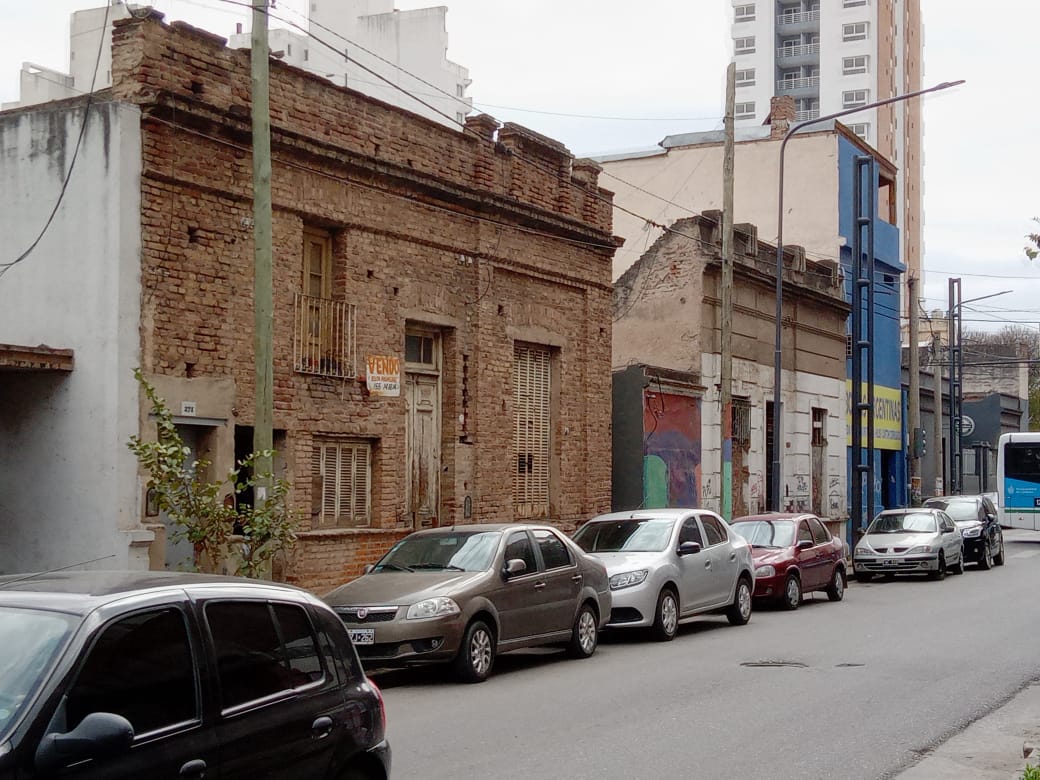 Casas altas antiguas que se encuentran sobre calle Peredo. Septiembre 2022