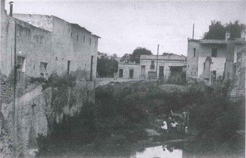 Fotografa del cauce en la que se ve la casa de los abuelos de Adalberto