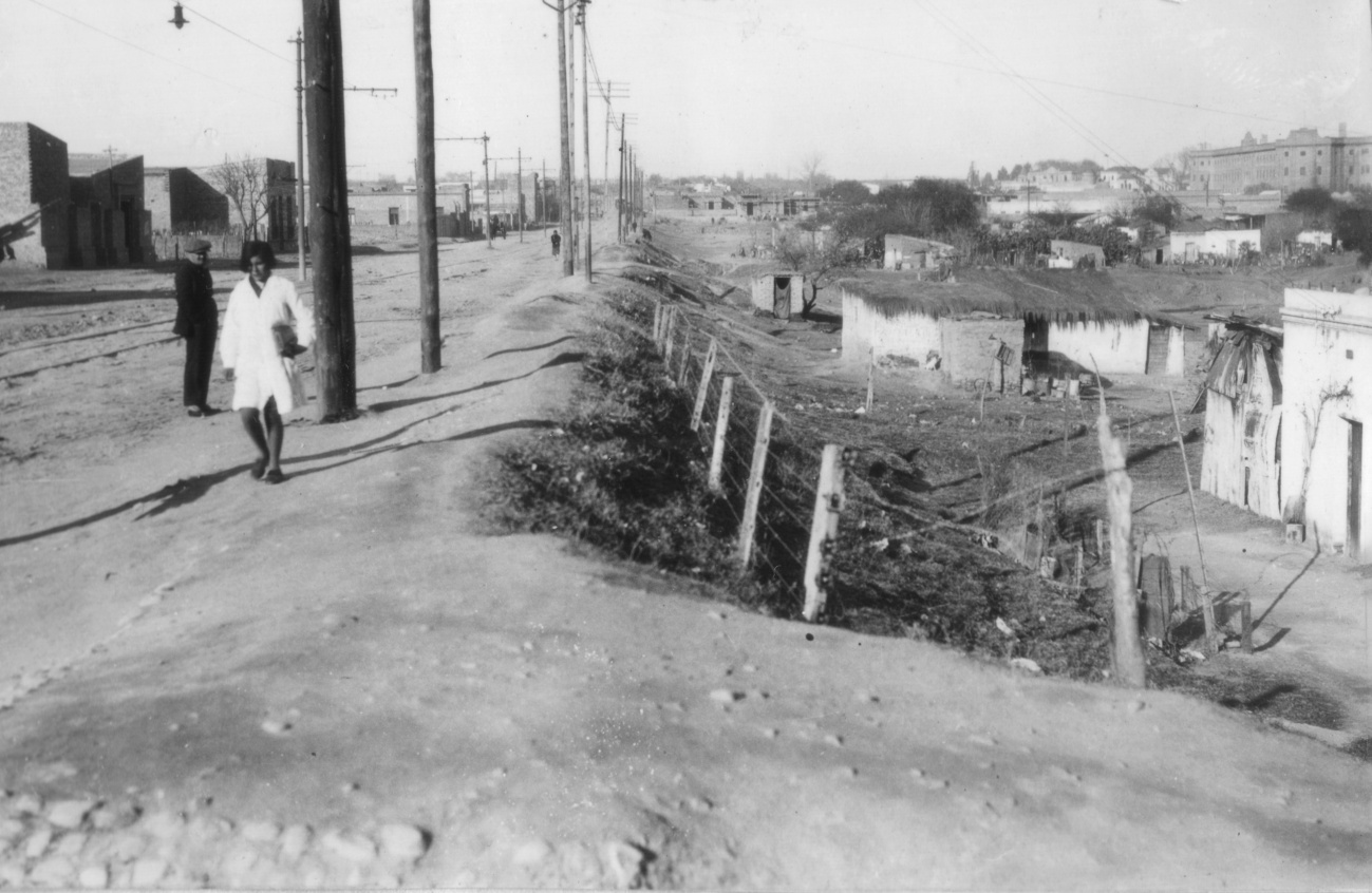 Acercamiento a avenida Vlez Srsfield desde esquina con Pueyrredn