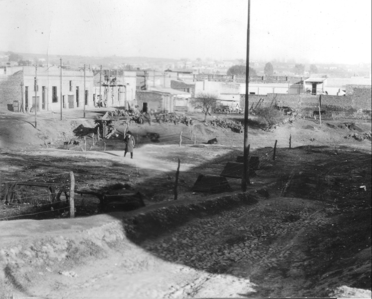 Acercamiento vista hacia el oeste desde Vlez Srsfield y Pueyrredn, desde donde se observa la hondonada de La Caada y las casas de la calle Peredo.