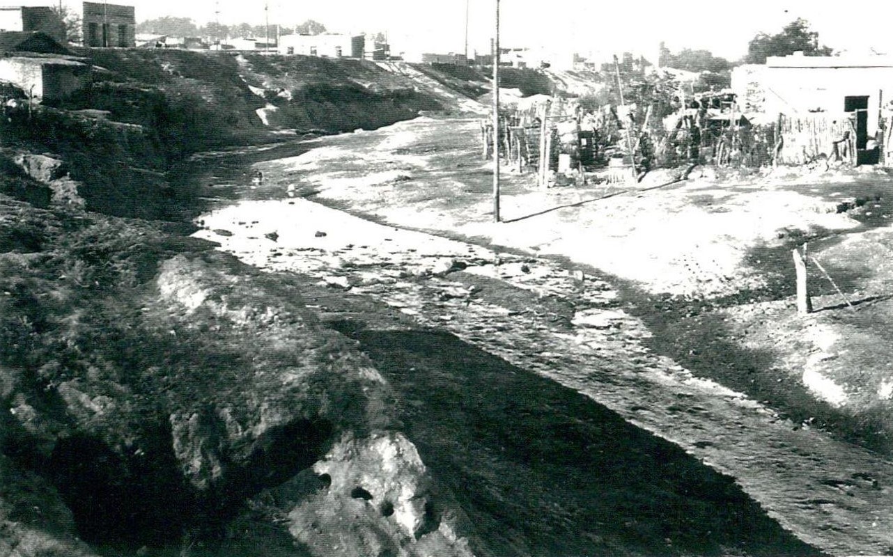 El arroyo la Caada dando su curva, arriba se encuentra la Avenida Vlez Srsfield