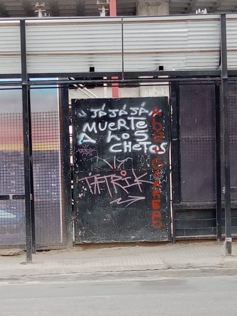 Mensaje con aerosol en una de las chapas que rodea la obra. Agosto 2022