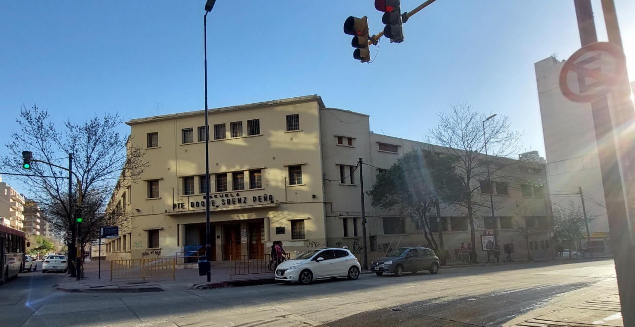 Escuela Roque Senz Pea entre Vlez Srsfield y Pueyrredn. Agosto 2021