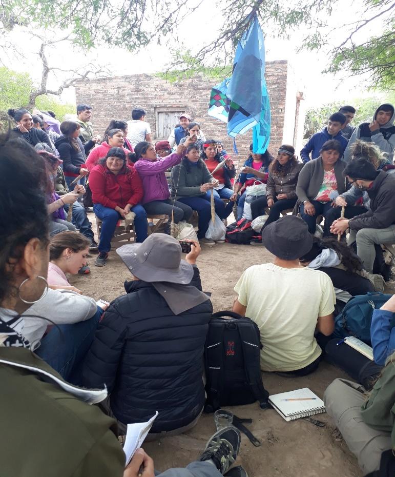 Mujeres hilando lana de oveja. Comunidad Pozo Mositoj. Departamento San Mart�n. Santiago del Estero.
