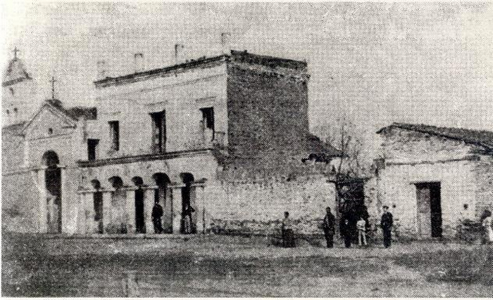 Fotograf�a del a�o 1895, Vista de iglesia Fundacional y casa familia Dom�nguez donde se pueden observar las dos plantas originales, el balc�n corrido a la calle con acceso al coro de la capilla, y caballeriza