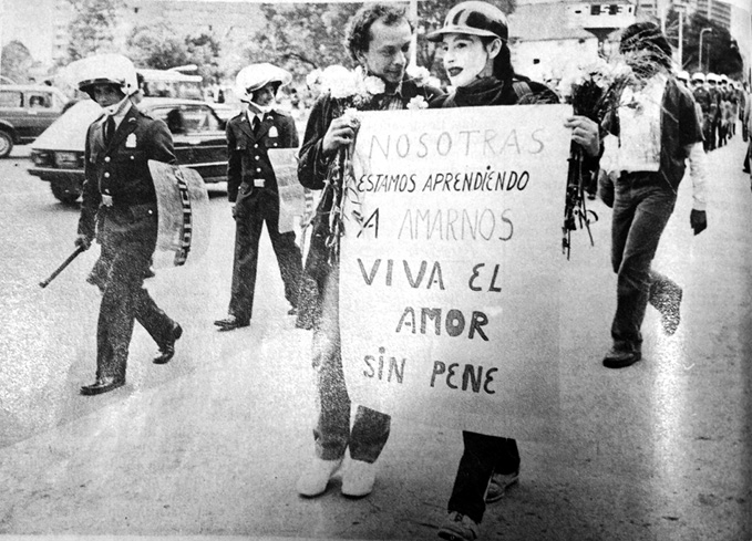 Policías y activistas en la Marcha del Día Internacional Homosexual el 28 de junio de 1982 en Bogotá.