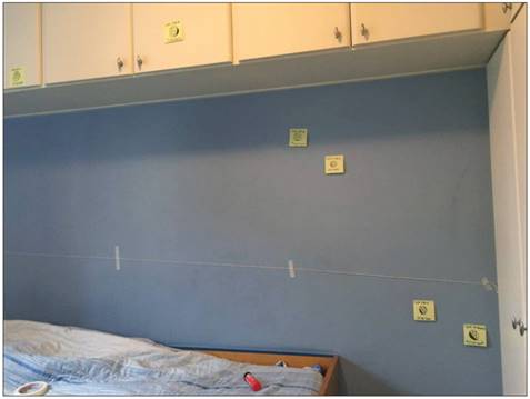 O quarto como observat&oacute;rio, cada post-it indica uma posi&ccedil;&atilde;o e a fase da Lua em seis dias diferentes e o barbante indica a linha do horizonte.