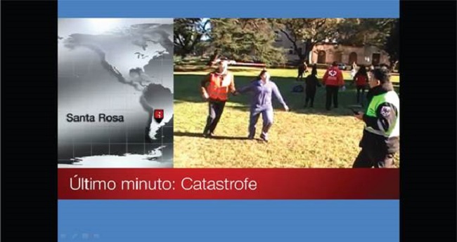 Placa de presentación de la catástrofe. La pantalla de inicio del SIPAPSI muestra a los sujetos evaluados un reporte periodístico con escenas de la catástrofe en la que deberán actuar asistiendo a una de las víctimas del evento.