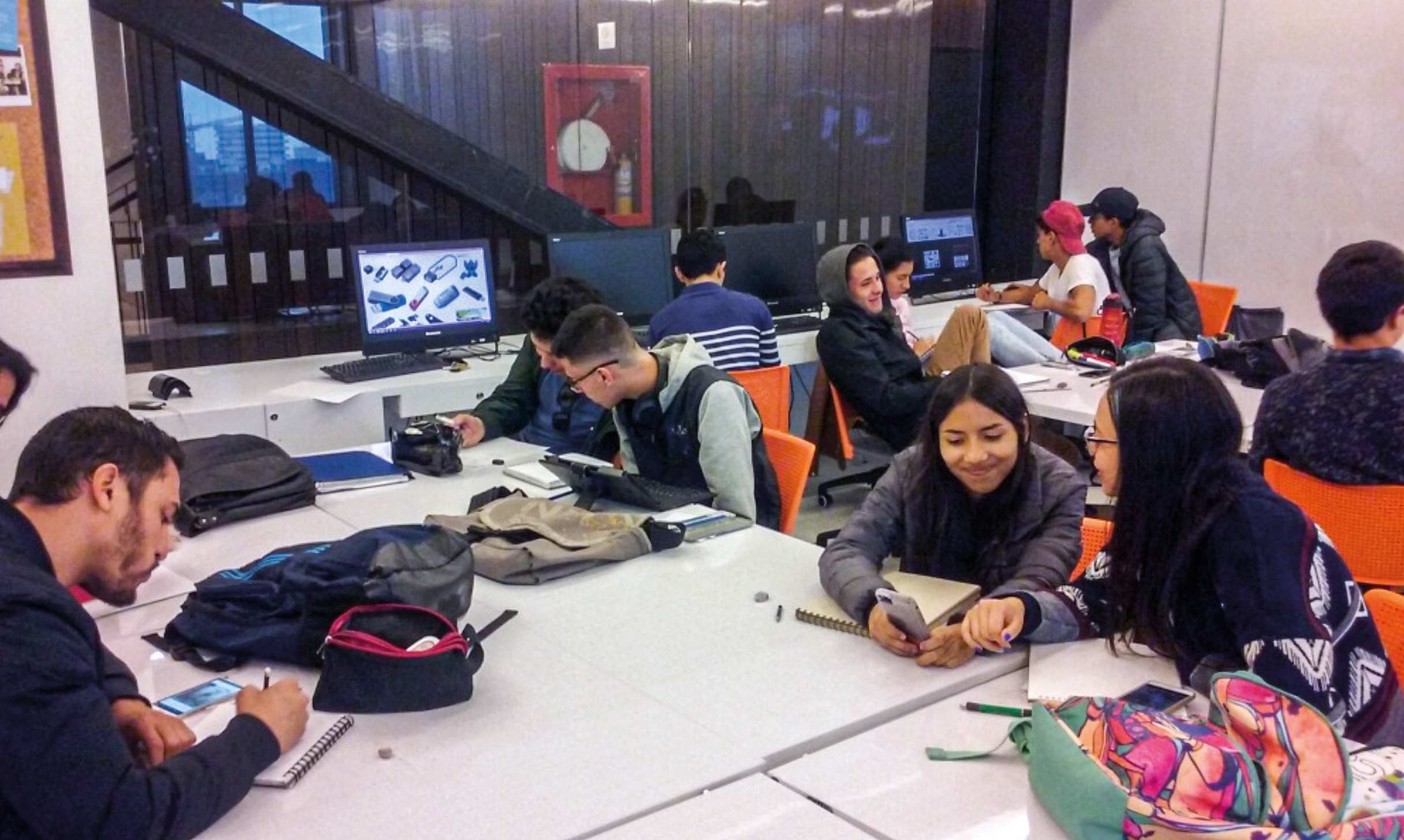 Estudiantes de la Universidad Jorge Tadeo Lozano participan en una de las sesiones remotas
