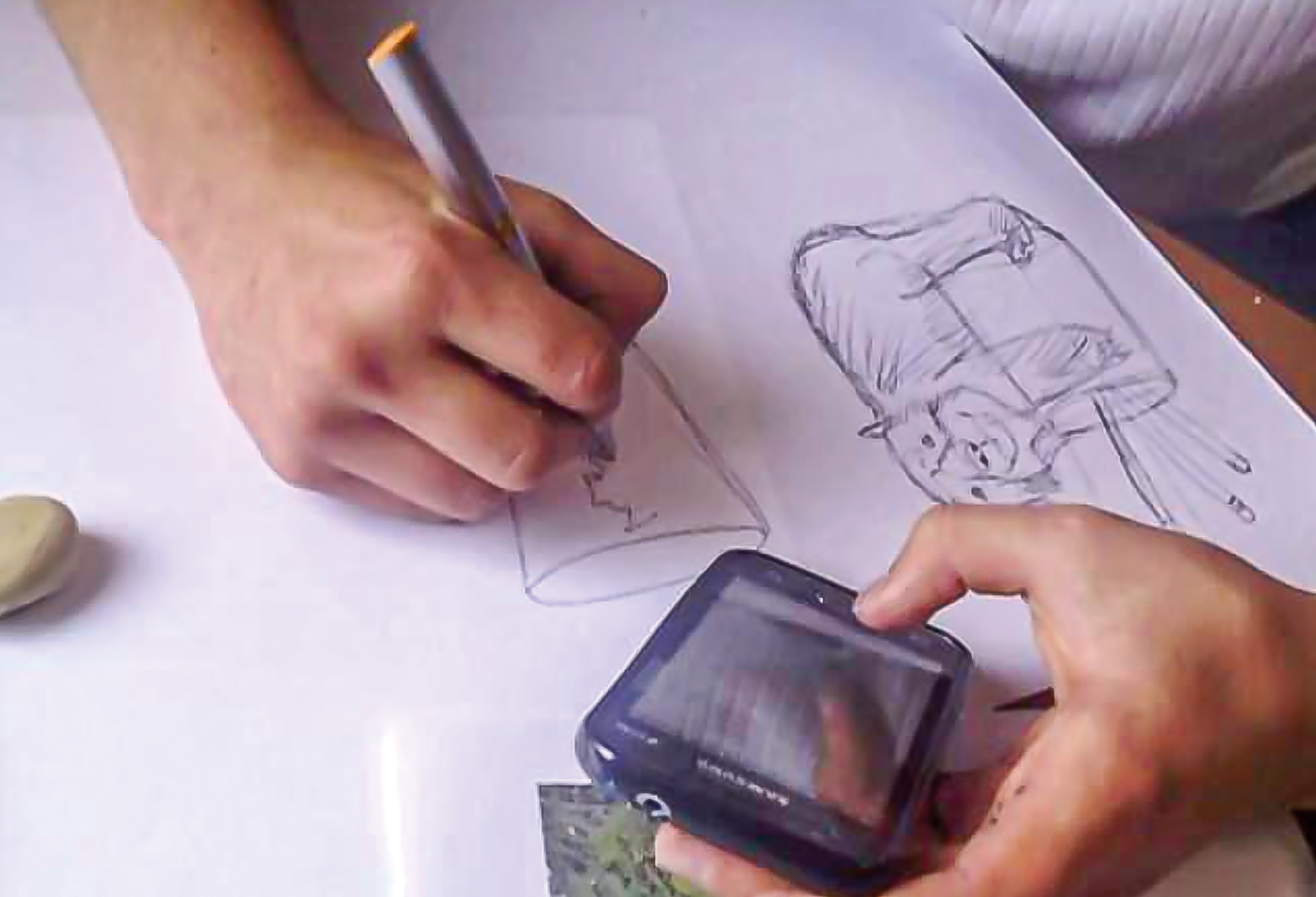 Estudiante participante de la Universidad de Nari�o usa el celular durante una sesi�n remota