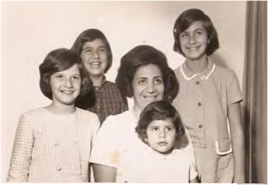 Mãe e filhas, Bairro do Jardim Botânico, Rio de Janeiro, 1970.