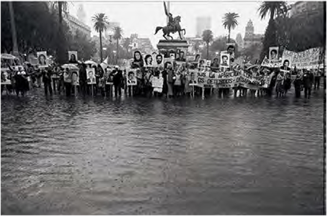 Manifestantes na Plaza de Mayo, 28 de abril de 1983, Daniel García, apud GAMARNIK, 2014, p. 9.