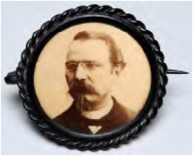 GUTIERREZ, Juan. Benjamin Constant Botelho de Magalh&atilde;es. Circa 1890. Papel fotogr&aacute;fico montado em broche, 3,7&times;2,9&times;0,7cm, Rio de Janeiro. REG.654. Museu Casa Benjamin Constant, Ibram/MinC.