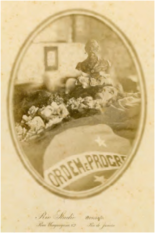 BOSCAGLI & C. (Rio Studio). Maria Joaquina Botelho de Magalh&atilde;es em seu leito mortu&aacute;rio. 1921. Gelatina, 23&times;16,8cm, Rio de Janeiro. FBC. F.057. Museu Casa Benjamin Constant, Ibram/MinC.