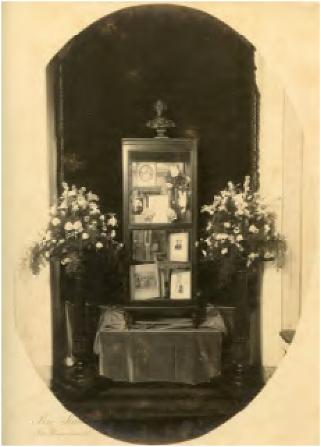 BOSCAGLI & C. (Rio Studio). Objetos memorativos da vida de Maria Joaquina Botelho de Magalh&atilde;es expostos no Culto C&iacute;vico, por ocasi&atilde;o do seu falecimento. 16 de abril de 1921. Gelatina sobre cart&atilde;o, 29,5&times;24,5cm, Rio de Janeiro. FBC. F.600. Museu Casa Benjamin Constant, Ibram/MinC.