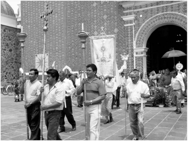 Septiembre del 2011. Mayordomos en la portada del templo de San Bernardino Tlaxcalancingo 
