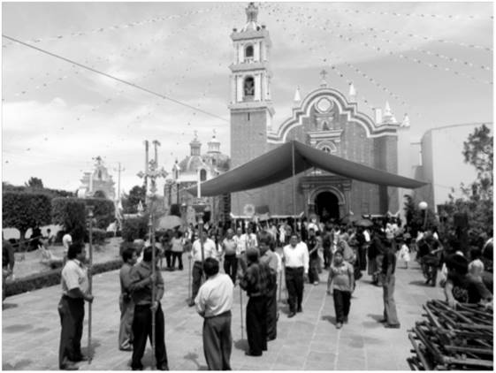 Mayordomos en el templo de San Bernardino Tlaxcalancingo, 20 de mayo del 2012