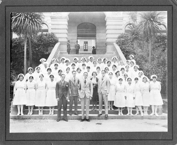 La doctora Mathilde Rodr&iacute;guez Cabo acompa&ntilde;ada de m&eacute;dicos y enfermeras en la escalinata del Manicomio General de La Casta&ntilde;eda