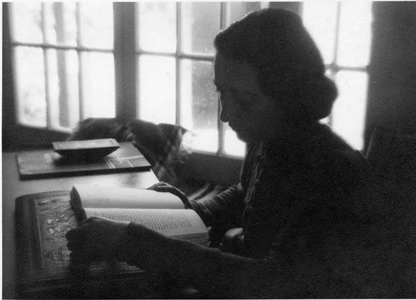 La doctora Mathilde Rodr&iacute;guez Cabo lee un libro