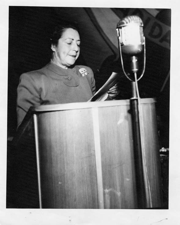 La doctora Mathilde Rodr&iacute;guez Cabo expone sus ideas ante una audiencia